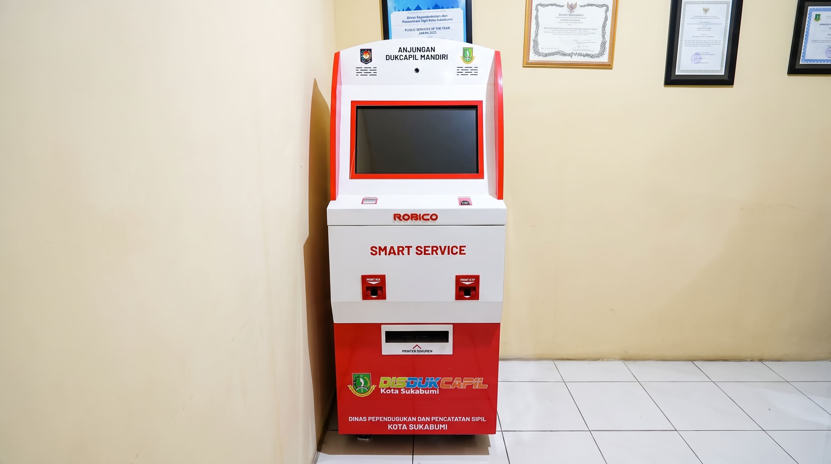 Disdukcapil Sukabumi Wujudkan Layanan Cepat dan Gratis dengan Anjungan Dukcapil Mandiri ROBICO